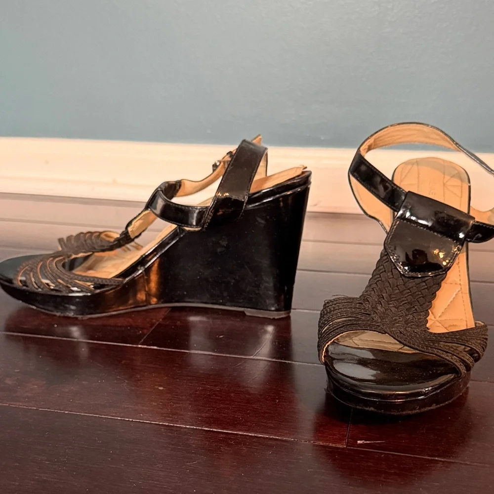Adrienne Vittadini Cassia Black Patent Wedge Sandals Size 9
